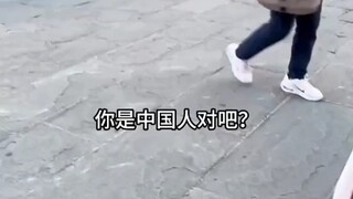 A Chinese woman wearing Hanfu strolled through the streets of Italy, drawing admiring glances from f