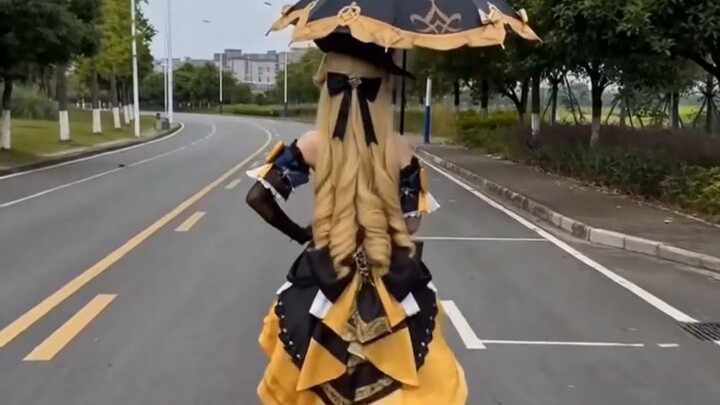 One two three four, two two three four – Navia cosplay timed-step walk video