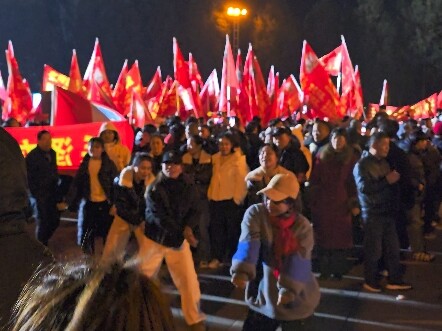 25 مايو، ساحة التمثال النحاسي في شاوشان، رقصة