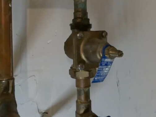 Mengganti katup pasokan air yang bocor