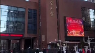 Bức tượng trước cổng một trường tiểu học ở Thiên Tân là Mã Tam Lập, sự hài hước in sâu vào ADN