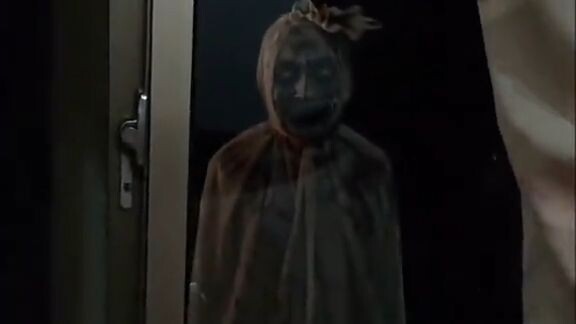 Teror Pocong Buntung Depan Rumah