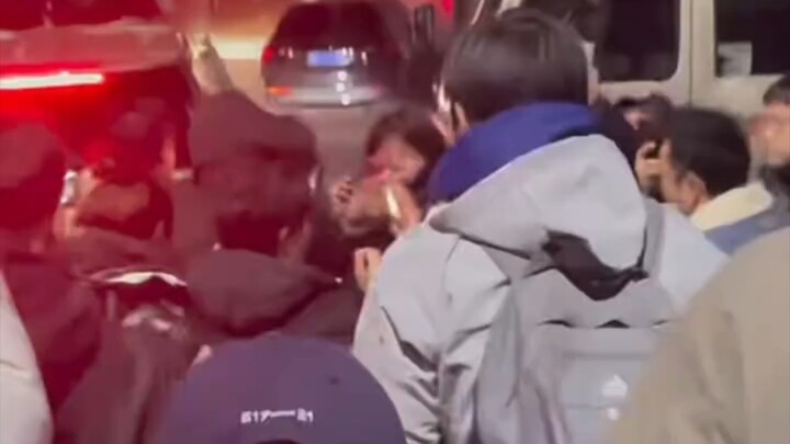 Trợ lý nữ của Châu Thâm, mạnh thật đấy, bế Thâm lên rồi chạy ngay, suốt cả quãng đường đều che chở c