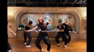 【لي سونغ كيونغ】تم إصدار نسخة Hype Boy Practice Room