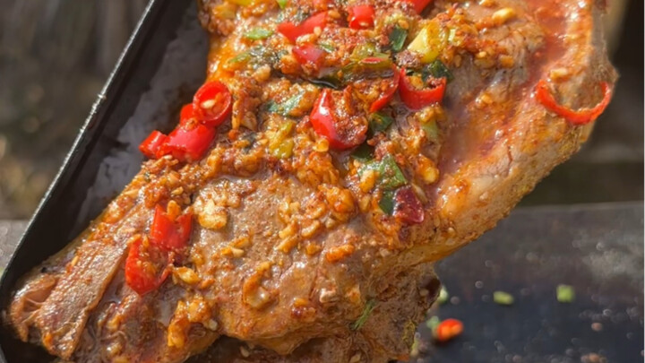 Begitu musik mulai diputar, hidangan lezat pun muncul!