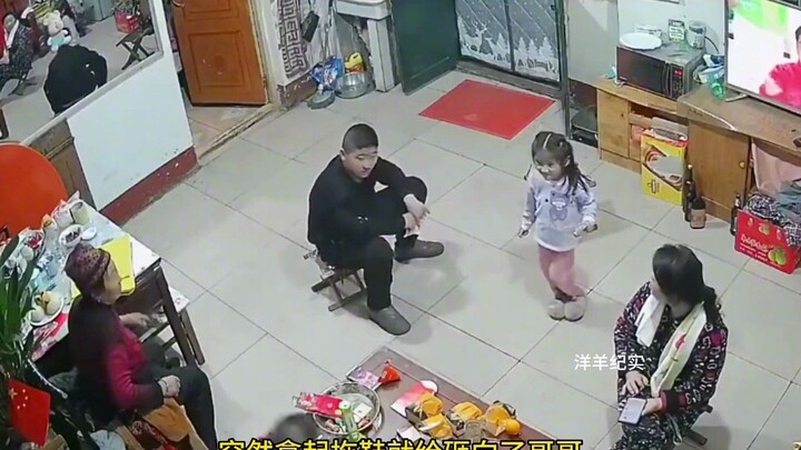 Một hành động của anh trai dành cho em gái đã khiến người cha ném dép về phía đứa trẻ, một cảnh tượn