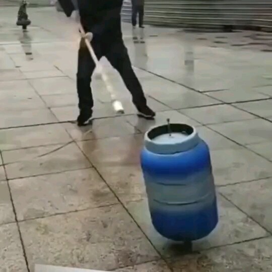 Ini jelas seorang jagoan memutar gasing