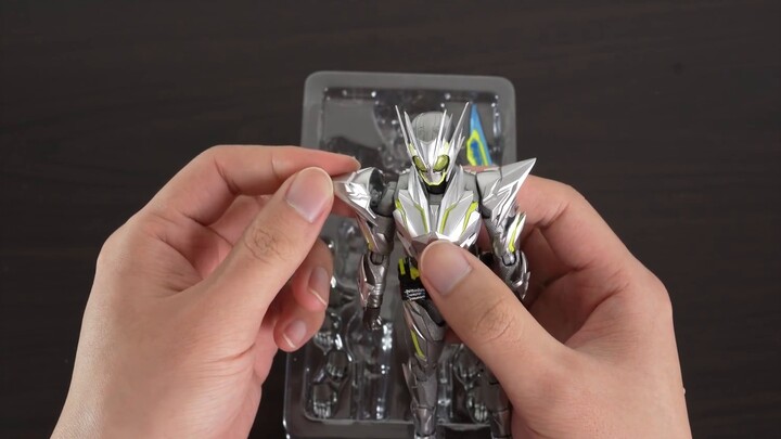 Perak adalah keadilan? ! SHF Kamen Rider 01 Belalang Cluster Atom Logam