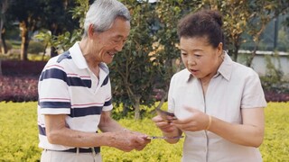 陈翔六点半：老人偷偷寻找多年前的旧爱，却找到了自己的妻子！