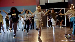 何为行云流水的控制？Caetlyn Watson超舒适Urban编舞Holding The Gun