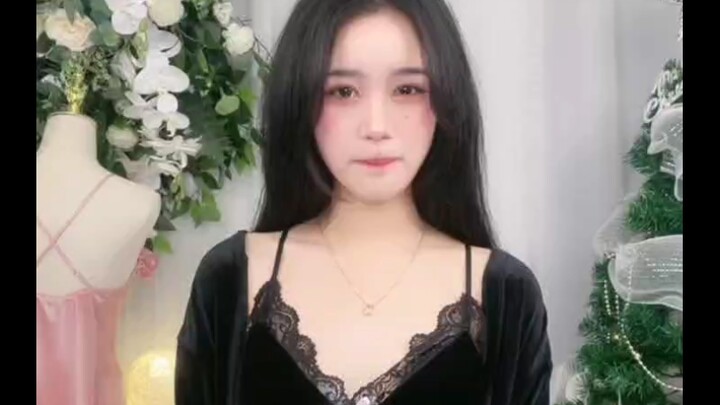 ثغره مغلق قليلاً، ونظراته تُضيف لمسة ساحرة.