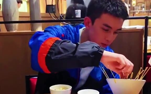 Grassland tough guy eating food Wu Lei Chengdu food eating food