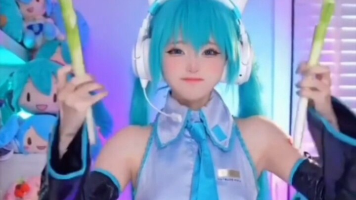 SeeU cosplay