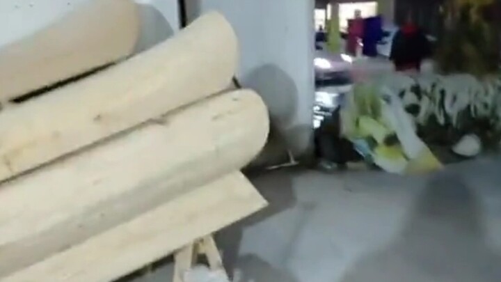 Gadis Kecil Penjual Peti Mati