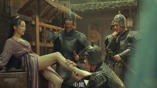 美女脚疼，4个兵哥哥为她疗伤。