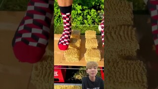 Bạn đoán bao nhiêu gói mì ?! #rubytv #ruby #shorts