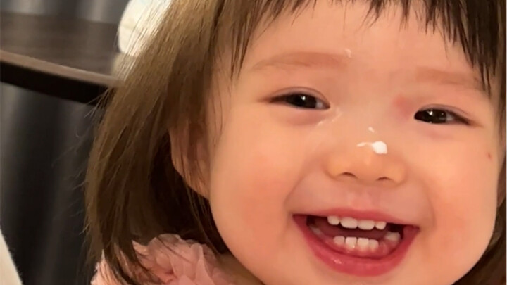 Bạn có thể cười nữ tính hơn một chút được không?