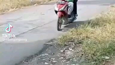 Kebiasaan Naik Motor Sama Suami