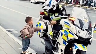 小朋友鼓起勇气和骑警握于，收获暖心回应！！！
