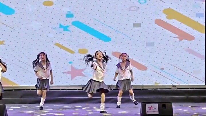 Tarian otaku pertama siswa sekolah dasar Hatsune Miku ~ Halo! Dunia Baru!
