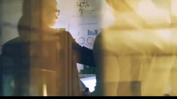 Mengorbankan kepentingan rakyat sendiri demi memperoleh apa yang disebut “ketenaran negara adidaya” 