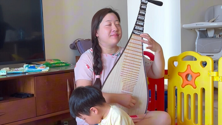 Mẹ dùng đàn tỳ bà tấu lên một bản “Chợ Phiên” rộn ràng