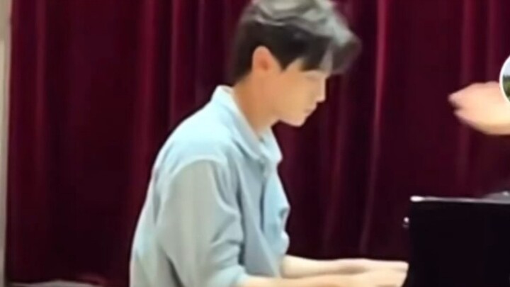 Tian Xuning memainkan piano