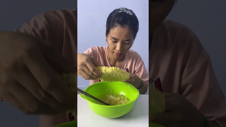 Hồng rủ đi ăn mì cay kiểu BẤT ỔN. Xưởng sản xuất dép Nguyễn Như Anh VÔ CÙNG BẤT ỔN.