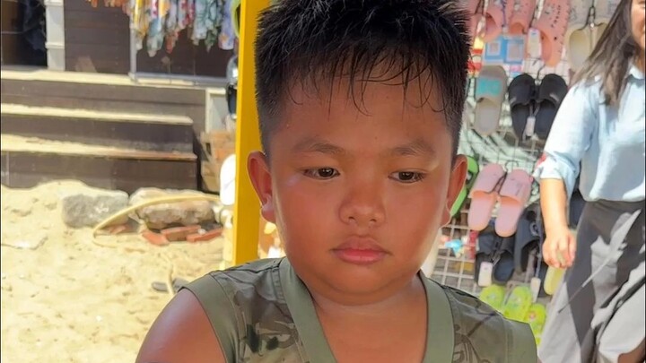 Challenge to exchange 100 yuan scratch-off lottery ticket for a meal in Beihai, Guangxi. 11-year-old