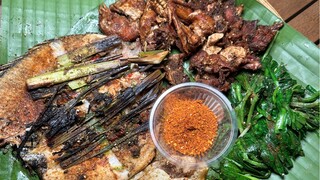 Barbeku ala suku Dai di Xishuangbanna! Ayam seharga 60 yuan seekor! Daging ayamnya sangat empuk—ikan