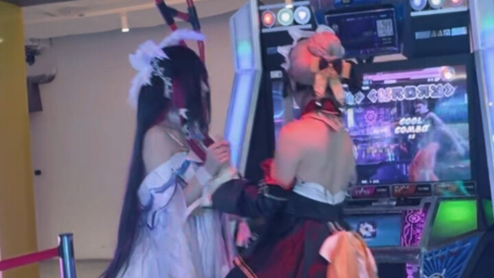 Orang awam biasa, apakah mereka berdua rekan kerja perempuan?