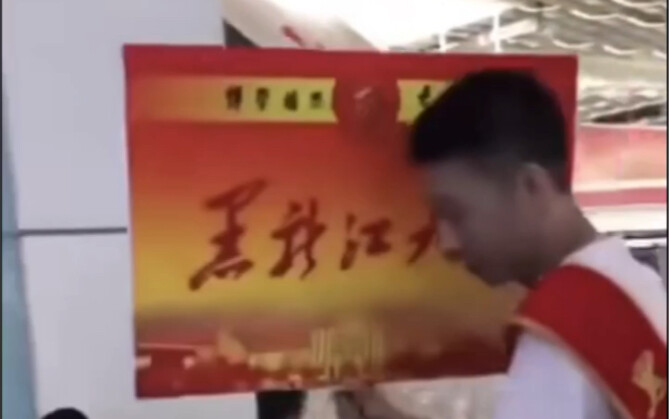 全校最有眼力见和说话最中听的都来了。