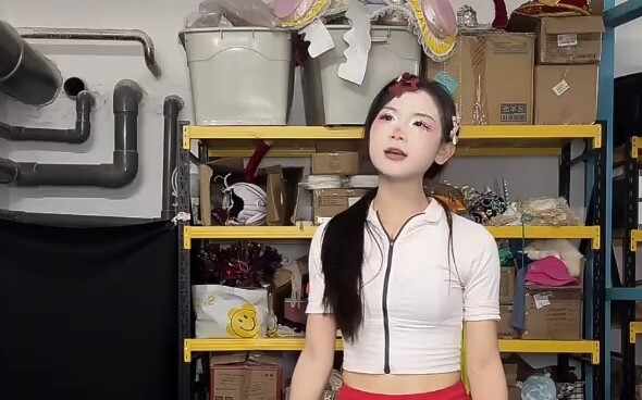 ตัวตลก น้ำแข็ง ถือของในมือ เต้นสุดเหวี่ยงกับเพื่อนร่วมงาน 😍😍😍🥰🥰🥰