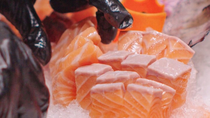 Một con cá hồi Faroe nguyên con nặng 14 cân – làm sushi nigiri sashimi!! Làm cả bàn ăn phải ngơ ngác