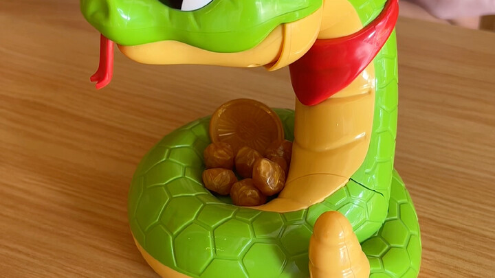 Snake: You'd better keep one eye on the watch when you sleep at night!