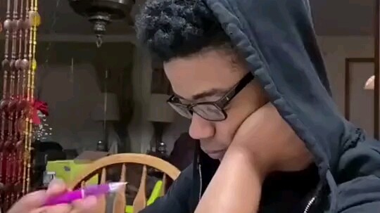 Ternyata yang berkelahi itu adalah petugas keamanan.