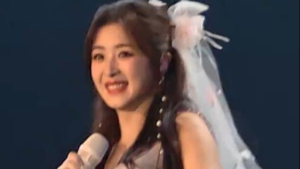 Ai mà hiểu nổi, năm 2025 mà được nghe Trương Hàm Vận hát “Chua chua ngọt ngọt chính là em” thì sức s