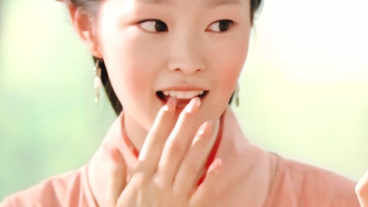 Cô ấy là cô gái đầu tiên xuất hiện trong Hồng Lâu Mộng, vốn là tiểu thư con nhà danh gia vọng tộc, n