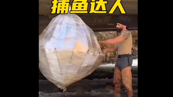 Ông chủ câu cá ơi, ông đã bao giờ thấy người ta bắt cá bằng máy xúc và lồng chim chưa?