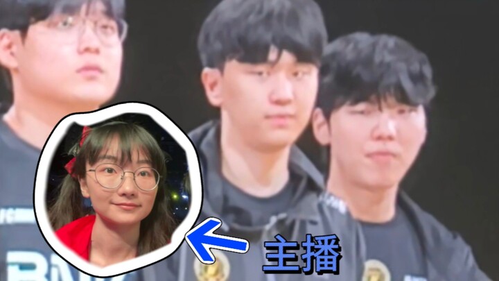 Ketika para pemain LCK naik ke panggung, sepertinya mereka terus-menerus melirik ke arahku.