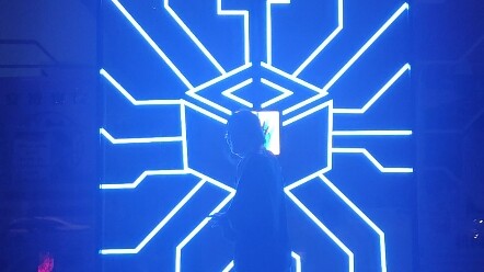 ประตูกระจกของธนาคารอุตสาหกรรมและการค้าจีนเท่เกินไปแล้ว