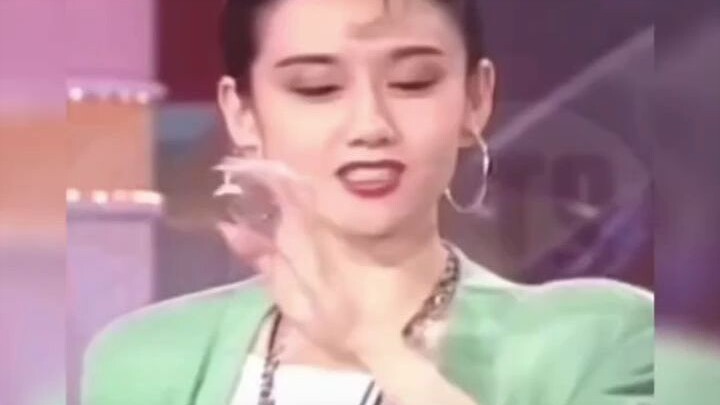 สงบเงียบดุจดอกไม้ละมุนสะท้อนผิวน้ำ ท่วงท่าอ่อนโยนดุจกิ่งหลิวไหวตามสายลม