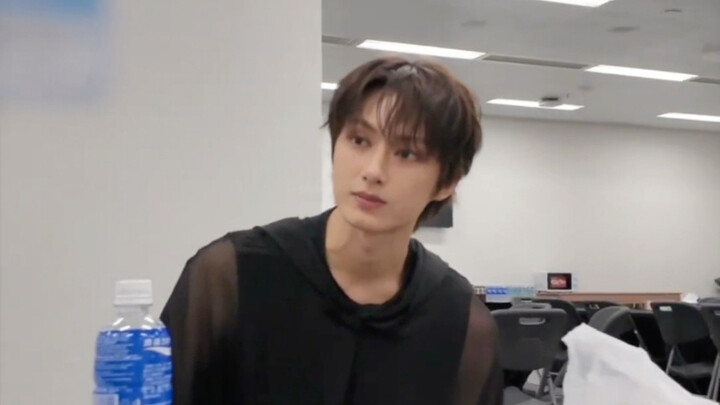 Lin Qiunan datang membuat vlog dukungan untuk Wen Junhui, bahkan memanggilnya “Hui Zi”
