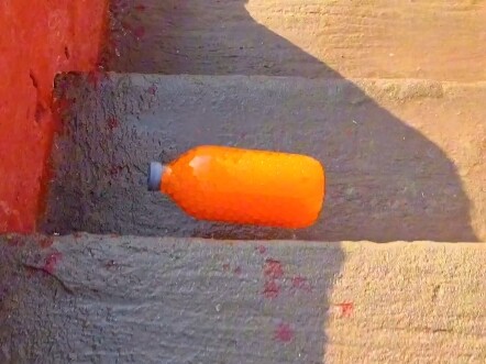 Khoảnh khắc giải áp bằng cách lăn chai xuống cầu thang