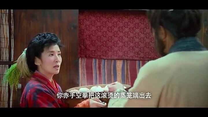 一巴掌把桌子拍出个大坑，还非说自己是普通人