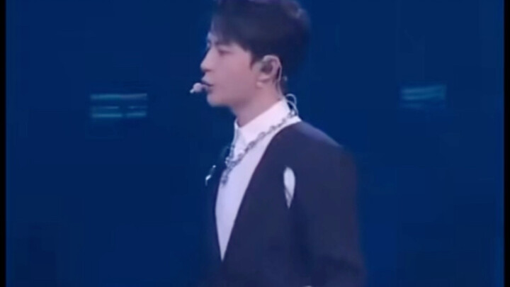 Mengmeng is teaching everyone how to do the radio calisthenics!