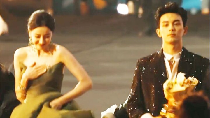 Totally giddy! Dilraba Dilmurat exited the stage and waved goodbye to Wu Lei! In a crystal-clear cli