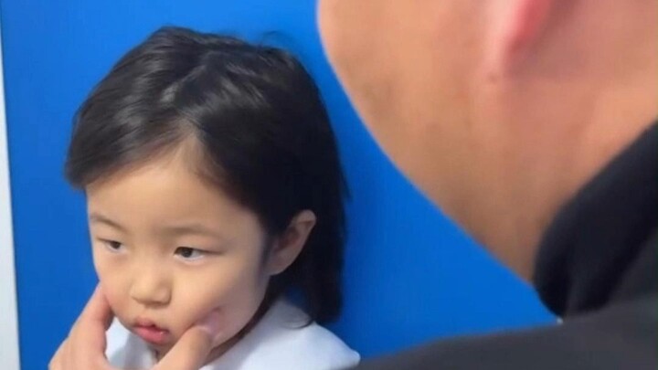 طفل ياباني عمره 3 سنوات يلتقط صورة بطاقة هوية بتعابير "فتاة سيئة" تُضحك والديه إلى حد الجنون 🤣