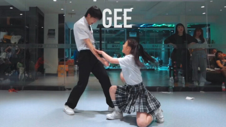การเต้นคู่ไม่มีรักที่หวานก็ต้องเต้นท่าหวาน ๆ [Girls'Generation-Gee]
