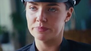 男人和情人玩着角色扮演游戏，不料出差的妻子提前回到家